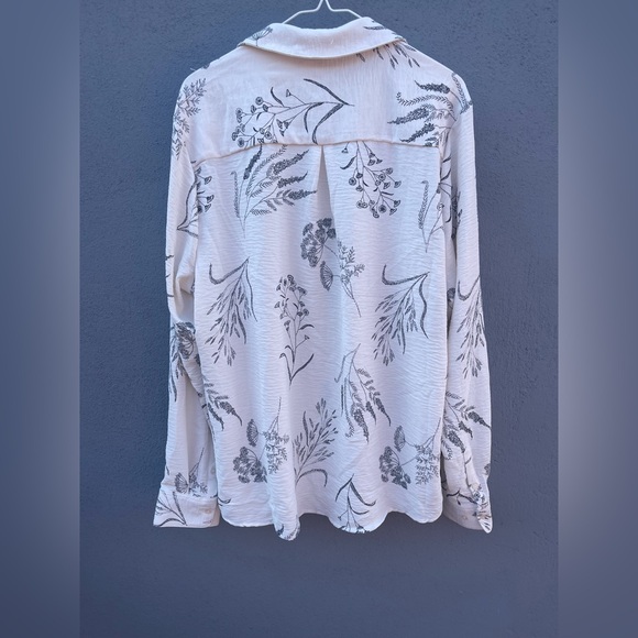 Floral Print Button-Up Blouse - Picture 3 of 9